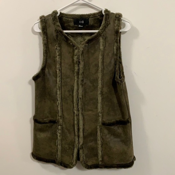 Amazing XXI faux fur vest Size Small Petite, gorgeous green and very good cond - Picture 1 of 7